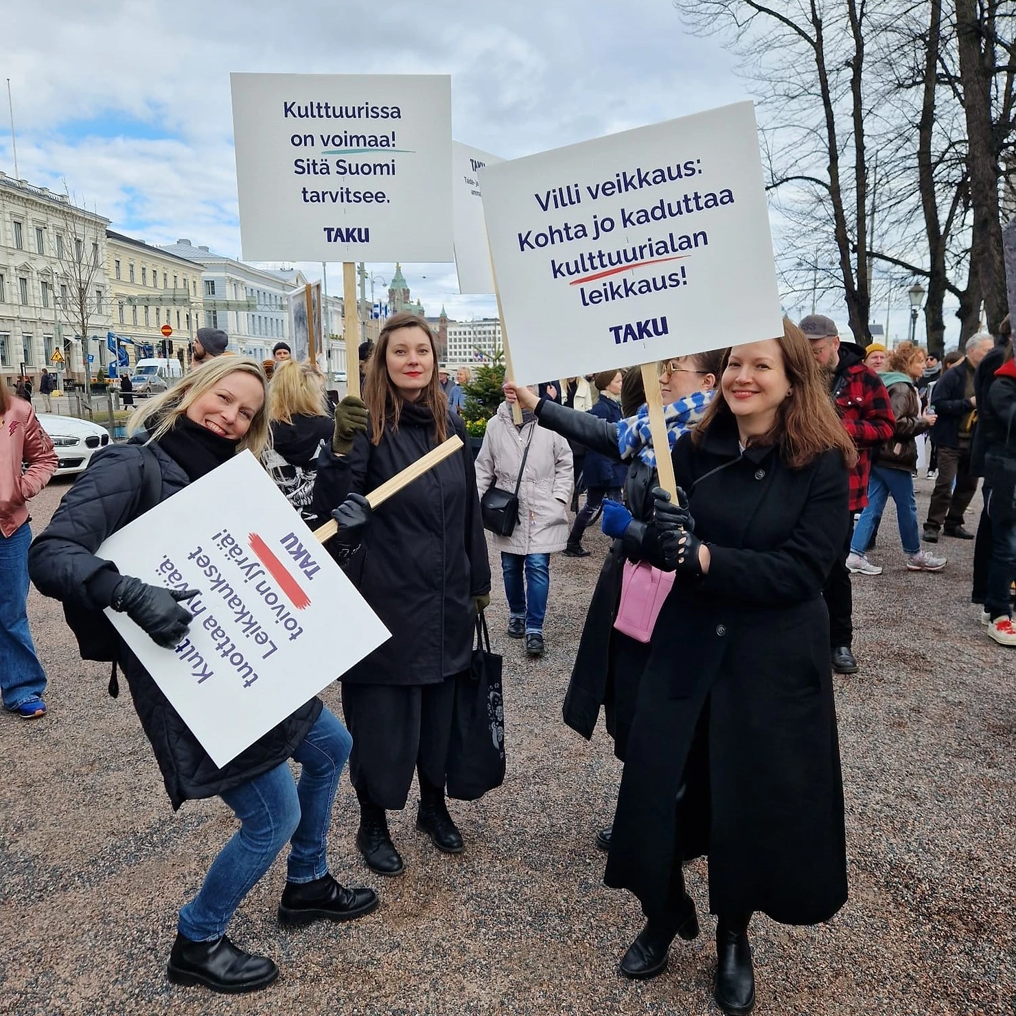Kolme mielenosoittajaa Kivi voittaa sakset -mielenilmauksessa